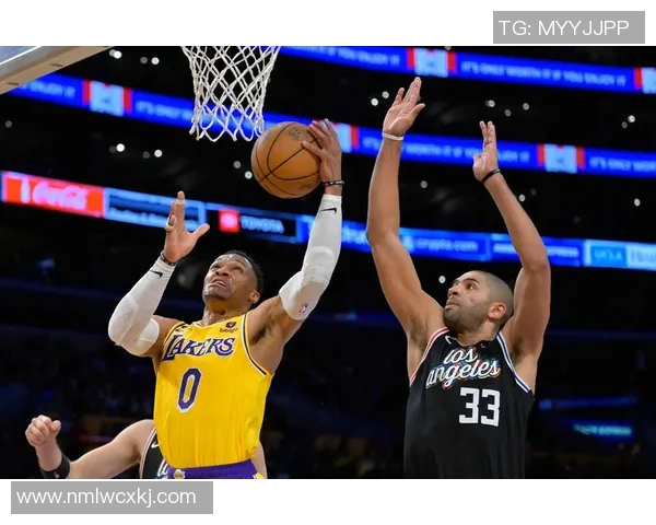 快船明星队与湖人激战正酣谁能在这场对决中笑到最后